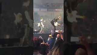 Brendon URIE&rsquo;S mic breaks in the middle of Bohemian Rhapsody (he does a handstand)!!!!!!