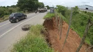 Eros&atilde;o amea&ccedil;a o tr&aacute;fego na BR 458 nas proximidades da entrada da Lagoa Silvana
