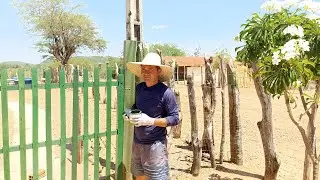 Parte ( 1) Celino pintando a cancela.