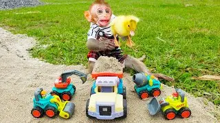 Monkey Baby Tun Tun take care of Duckling and eat Yummy Kinder Surprise Egg