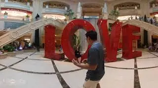 360 Video: Las Vegas Walking Tour - Venetian(Shin Lim Palazzo Theatre) to Caesars Palace to Bellagio