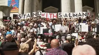 Nueva York | Cientos de artistas y escritores homenajean a Salman Rushdie en la Biblioteca P&uacute;blica