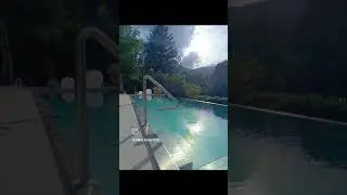 Piscina in acciaio inox con bordo infinity e parete in vetro