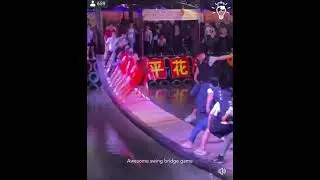 swing bridge game खेलते हुए लड़का और लड़की