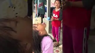 Balap kerupuk bersama teman