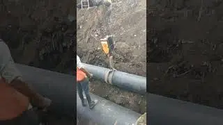di pipe line laying fittings 500 mm pipe joint and side me 1200mm pipe ek sath laying karte huye L&T