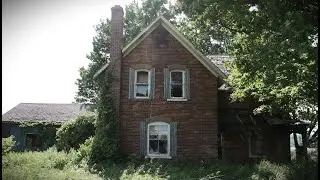 Exploring an old abandoned farmhouse - lots of decay, peeling paint, crumbling roof