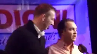 Jannes overhandigt Grad Damen zijn CD + Mag je dochter mee op stap