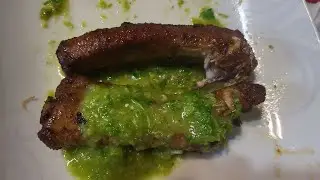 Costillas celladitas y salsa verde con cilantro frequesito de la huerta.