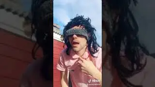 Несчастный случай в Birdbox Challenge с завязанными глазами