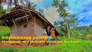 Sepasang jompo. Tinggal d rumah terpencil. Dekat hutan