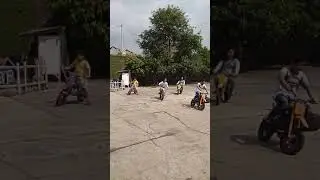 Liburan asyik main motor mini.😂😂
