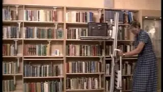 Heben schwerer Kunststoff-B&uuml;cherkisten