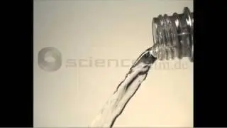 Wasser ausgiessen - Zeitlupe