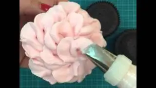 Frosting a cupcake with floral buttercream - short video | #bakersdelight