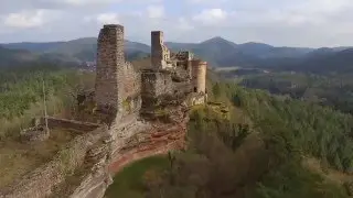 Die Burg Altdahn zu Fu&szlig; und aus der Luft