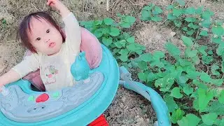The difficult life of a single mother and child every day