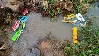 Menemukan mobil mobilan hanyut, tayo, mobil polisi, mobil tangki air, truk sampah, mobil pemadam dll