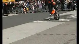 KTM Supermotard Stuntrijder Wheely-Boy stuntshow @ ADAC Fahrsicherheitstraining Germany