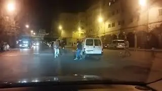مباشرة من الدارالبيضاء...نايضة بين البوليس وأحد أخطر  المجرمين بالحي المحمدي الي كيهاجمهم بسيف