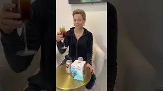 Elizabeth Banks Tries Tom Hanks&rsquo; 