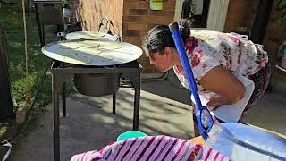 Haciendo tortillas con maiz frescos