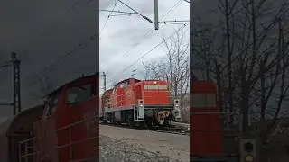 294 857 der DB Cargo mit Railion Aufschrift und einem Planwagen auf dem Weg nach S-Hafen.🏁🚂🚢