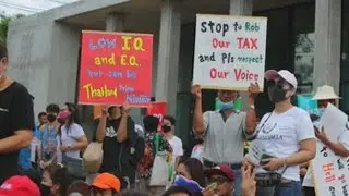 Los estudiantes se manifiestan en Tailandia durante el debate constitucional