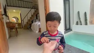 bermain dan meniup balon warna warni sambil menemani kakak berenang. seruuuu sekali