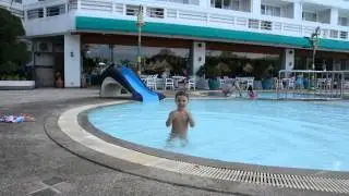 Alice fa il bagno in piscina