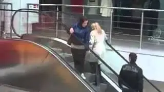Dom blondje op de roltrap