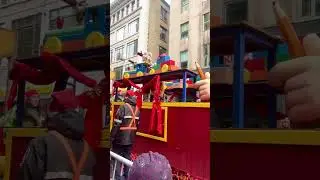 #montrealdowntown #montreal #montrealcity #santaclausiscomintotown #parade