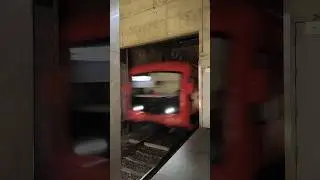 HKL Class M300 saapuu Lauttasaaren metroasemalle