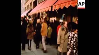 SYND 24-12-73 NEW YORK FIFTH AVENUE CHRISTMAS SHOPPERS