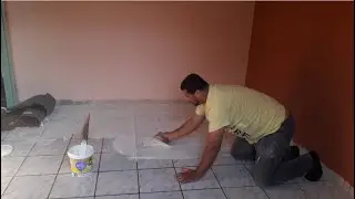 Como aplicar adesivo para piso vinílico utilizando uma desempenadeira lisa em cima de piso cerâmicos