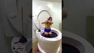 Утопление в самом большом в мире туалете. Фиолетовый бассейн. #шорты