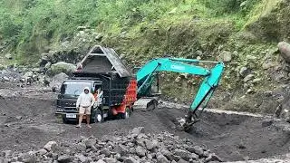 Excavator digging sand part 15