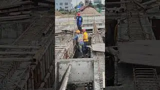 3 manpower try to remove side formwork