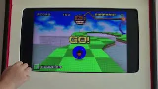 Joaqu&iacute;n juega a Super Monkey Ball Jr para Gameboy Advance 