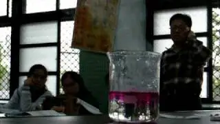 鉀與水反應(水中含酚酞指示劑)