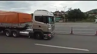 scania da mr trans saindo do ped&aacute;gio botando press&atilde;o com diretao estralando