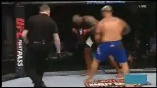 Heavyweight Mark Hunt def. Derrick Lewis TKO (punches/exhaustion) R4 3:51