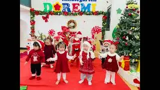 Em bé Cá 2 tuổi múa giáng sinh ở lớp 