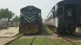 17 Up Millat Express in action | Wonderful meeting of same trains | Train&rsquo;s crossing
