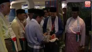 Datuk Seri Shafie Apdal donates RM12,000 to a Palestinian Fund