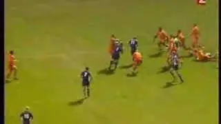 Denis Hickie scores in Agen