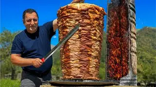 Doner Uriaș De Pui Gătit La Rotisor În Sat