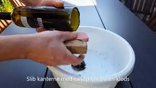 At sl&aring; bunden ud af en flaske: