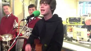 Jake Bugg serenades Sophie Ellis-Bextor, Susanna Reid and the Salvation Army!