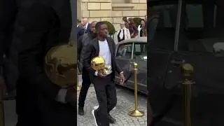 ❤️ Ousmane Demb&eacute;l&eacute; avec son Ballon d'Or dans les rues de Paris (France) #football #shorts